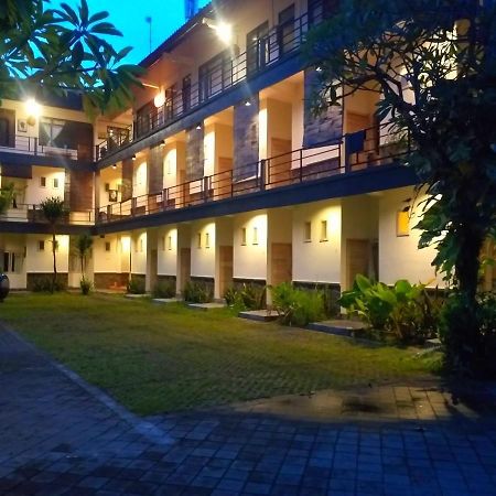 Urbanview Hotel Wayan Mansion Denpasar Esterno foto