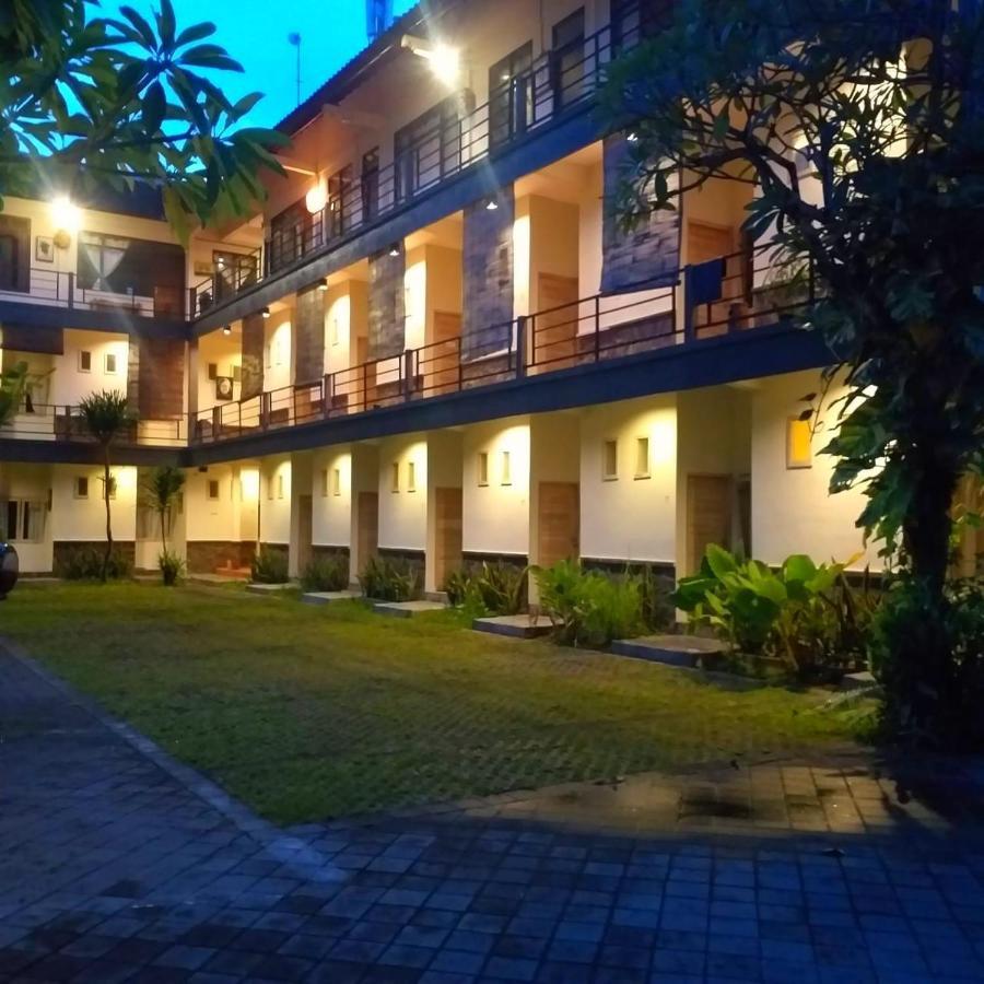 Urbanview Hotel Wayan Mansion Denpasar Esterno foto