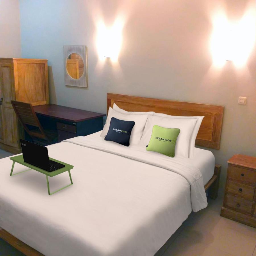 Urbanview Hotel Wayan Mansion Denpasar Esterno foto