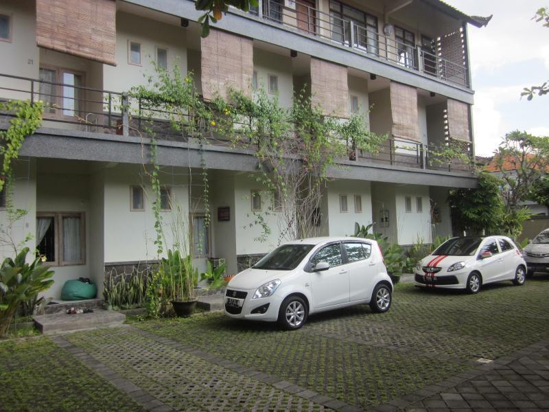Urbanview Hotel Wayan Mansion Denpasar Esterno foto