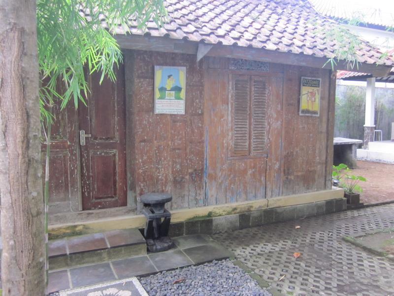 Urbanview Hotel Wayan Mansion Denpasar Esterno foto