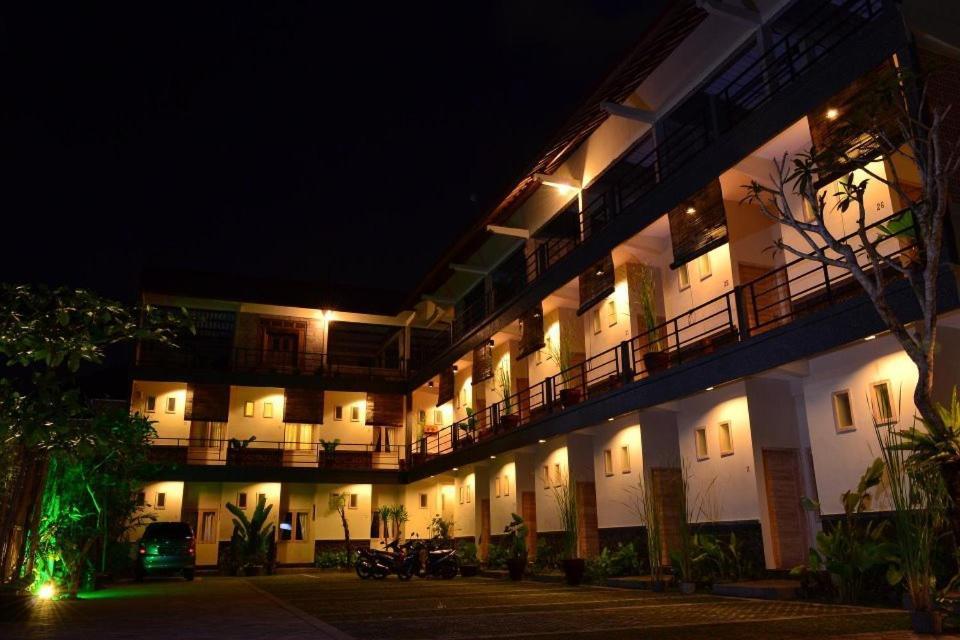 Urbanview Hotel Wayan Mansion Denpasar Esterno foto