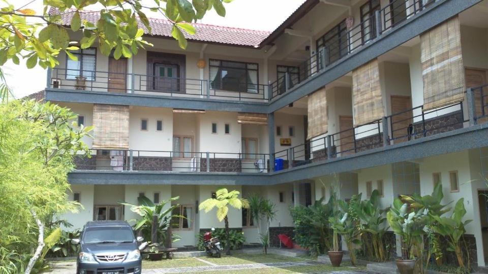 Urbanview Hotel Wayan Mansion Denpasar Esterno foto