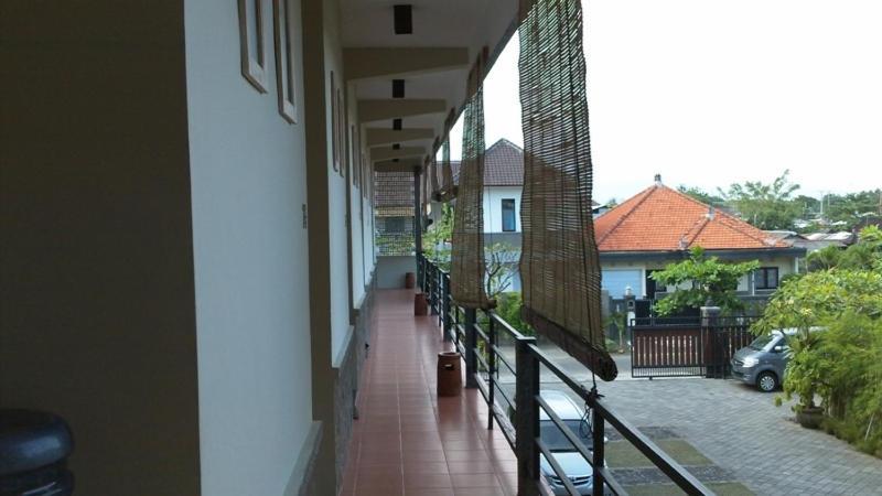 Urbanview Hotel Wayan Mansion Denpasar Esterno foto