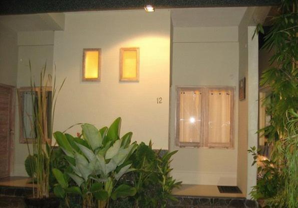 Urbanview Hotel Wayan Mansion Denpasar Esterno foto