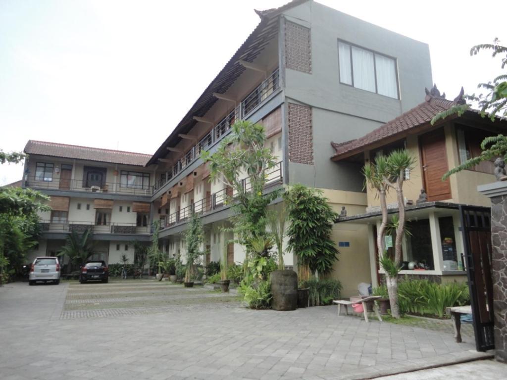 Urbanview Hotel Wayan Mansion Denpasar Esterno foto