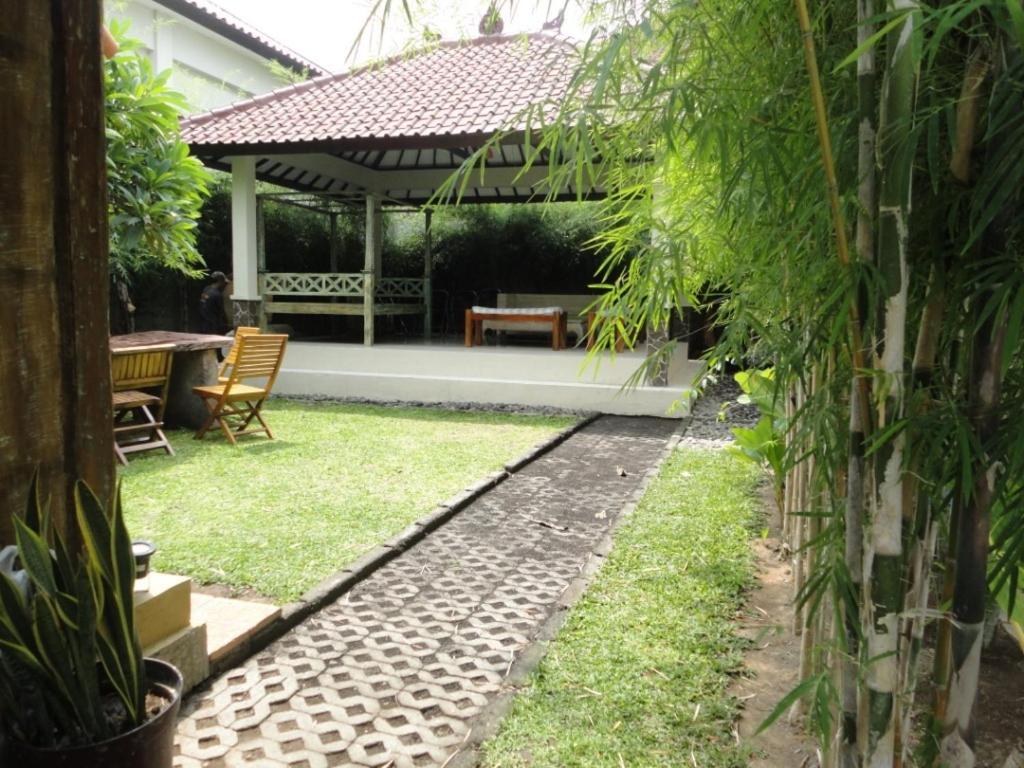 Urbanview Hotel Wayan Mansion Denpasar Esterno foto
